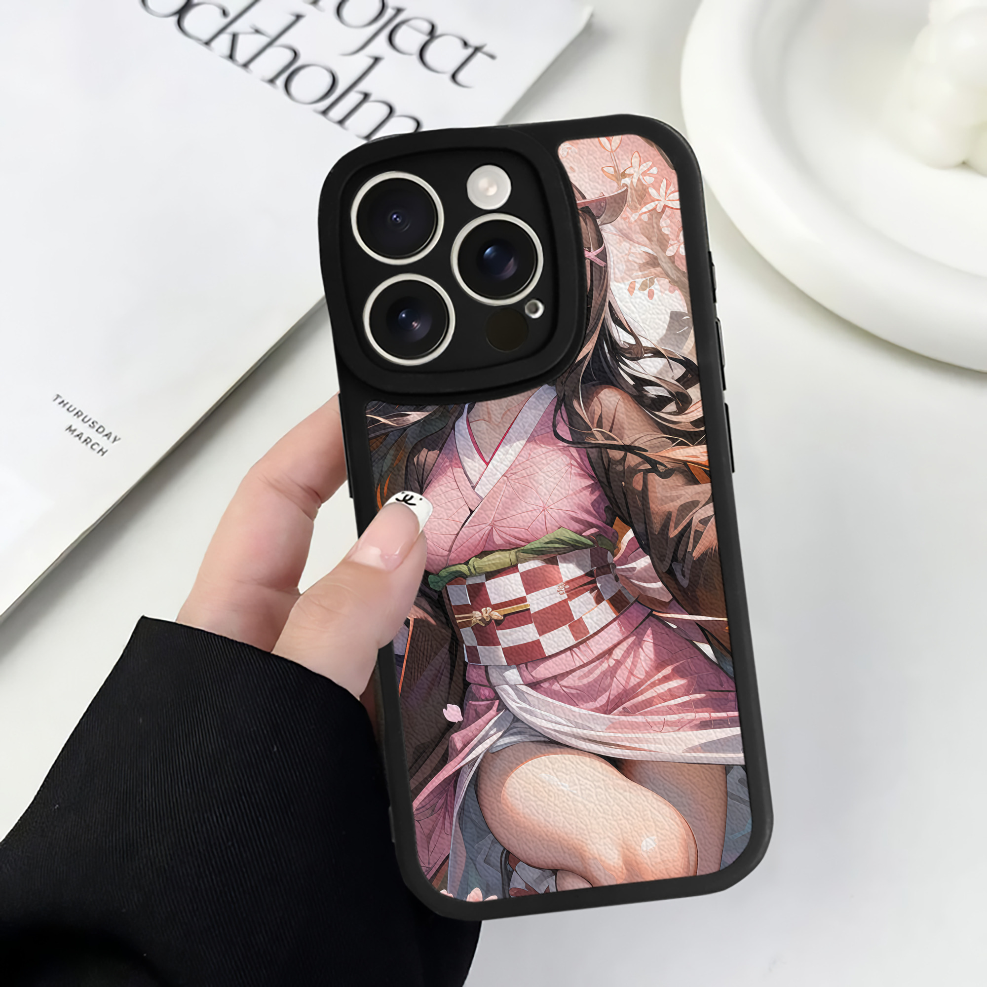 （画像用） 鬼滅の刃（きめつのやいば）竈門 禰󠄀豆子／かまど ねずこ Kamado Nezuko 【iPhone 16シリーズ対応】シリコンスマホケース（レザー調） 材質：シリコン